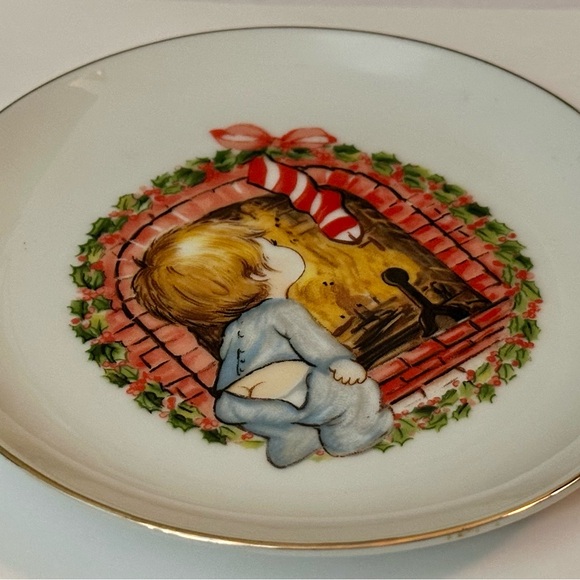 Vintage JASCO 1982 Christmas Plate, 22K Gold Edged, Boy by Fireplace, Japan - Picture 7 of 15